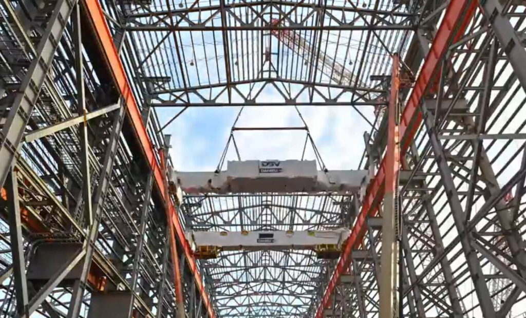 Installation of the first of two 570-ton Danieli Group cranes
