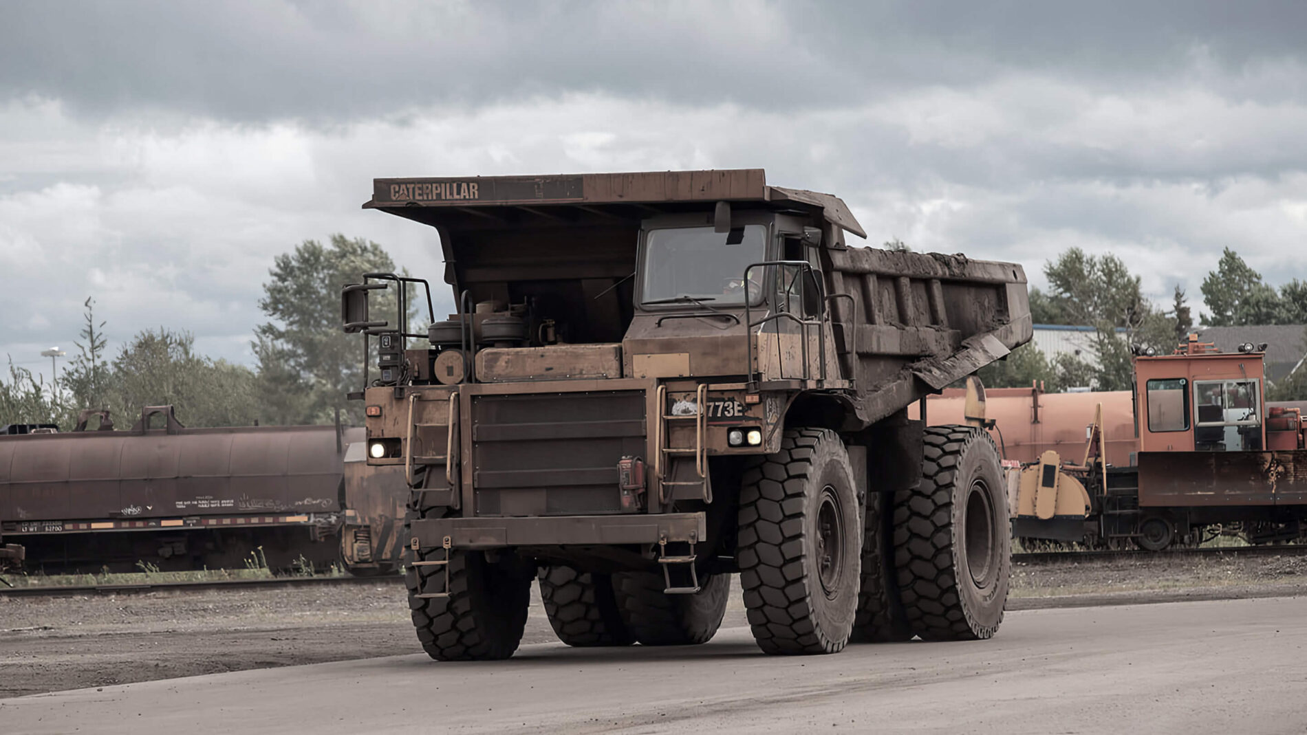 Heavy-duty construction vehicle